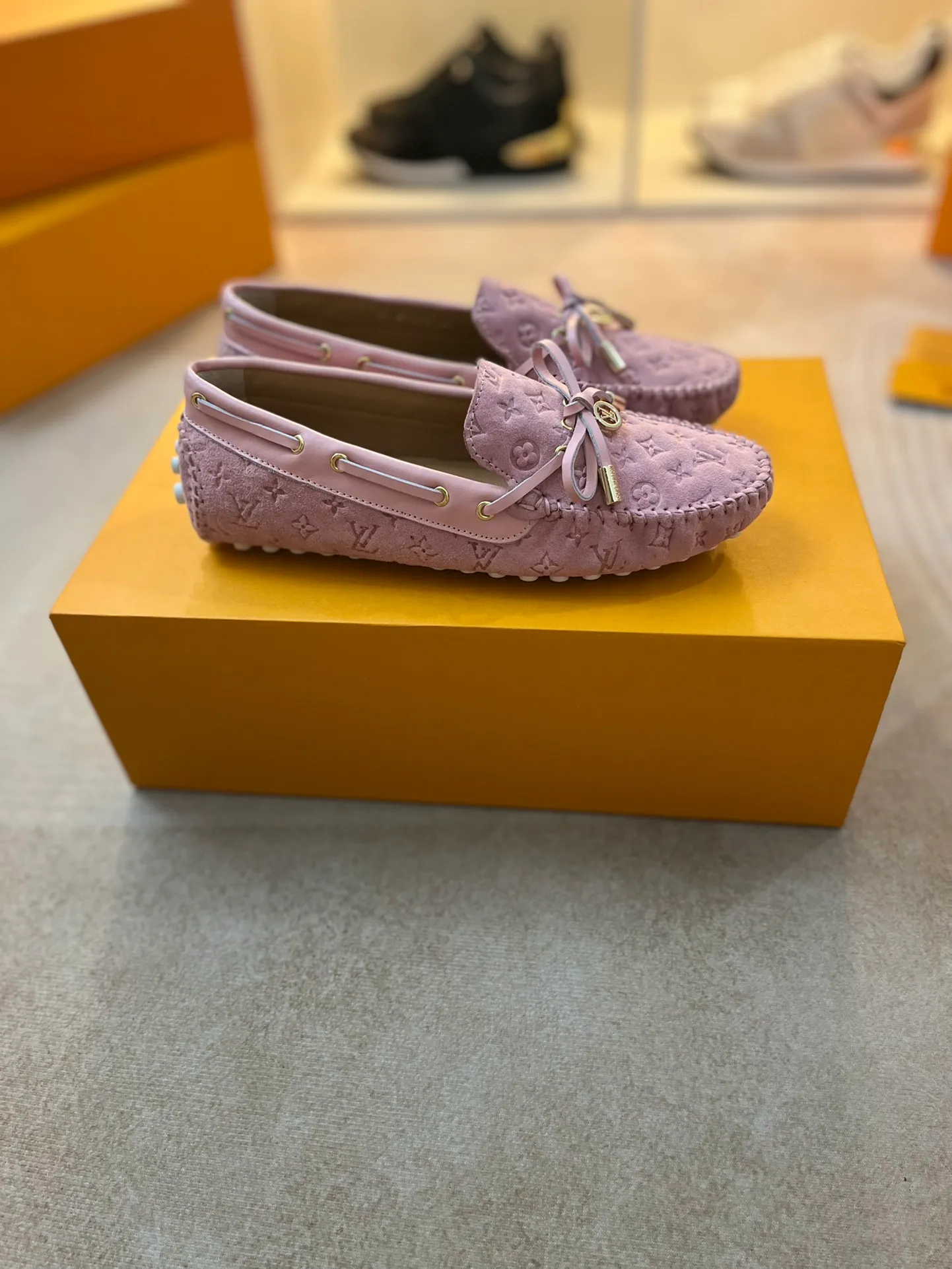 p460💰Couple model❤️🇫🇷 𝙇𝙤𝙪𝙞𝙨 𝙑𝙪𝙞𝙩𝙩𝙤𝙣 🇫🇷Louis Vuitton 2023 Classic𝓛𝓿 𝓣𝓻𝓪𝓲𝓷𝓮𝓻 Sports Series ➪➪➪¯ [Arizona Doudou Shoes Series] ▪️▪️▪️Arizona slip-on shoes are made of Monogram Eclipse canvas. Its hand-painted and dyed edges and hand-sewn uppers fully demonstrate Louis Vuitton's traditional shoemaking craftsmanship. This slip-on shoe is very lightweight. The integrated tongue and upper make it particularly comfortable and flexible. The soft outsole is equipped with rubber padding. Decorated with matching sash. Detailed features: ☑️Monogram Eclipse canvas ☑️Black Eclipse pattern ☑️Hand-painted shoe edges ☑️Hand-sewn uppers (each pair takes time to process) ☑️Integrated tongue and upper construction ☑️Outsole equipped with rubber lining ☑️size: 35_46